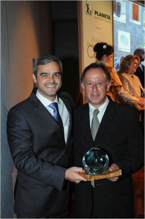 Sócios diretores da Remaster recebem Prêmio Planeta Casa 2010.jpg